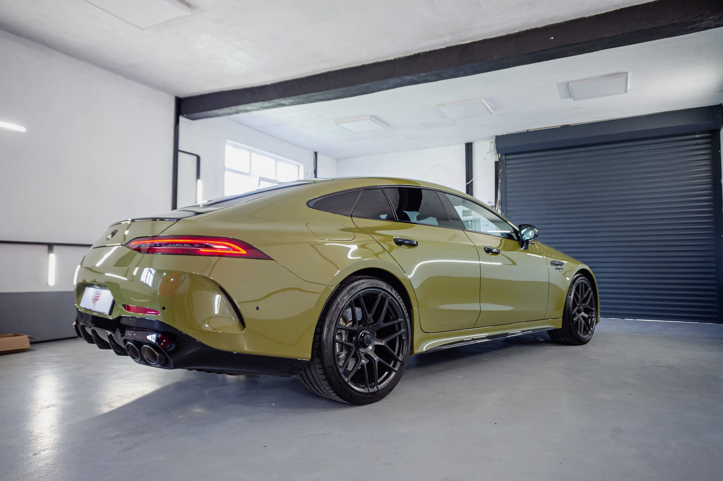 Mercedes-AMG GT 4 uși verde-oliv în atelier