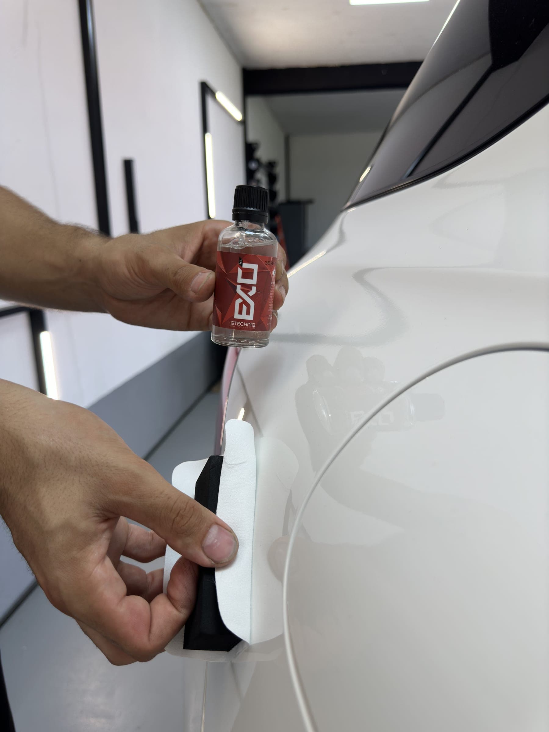 Aplicarea unui tratament ceramic Gtechniq EXO pe o caroserie albă