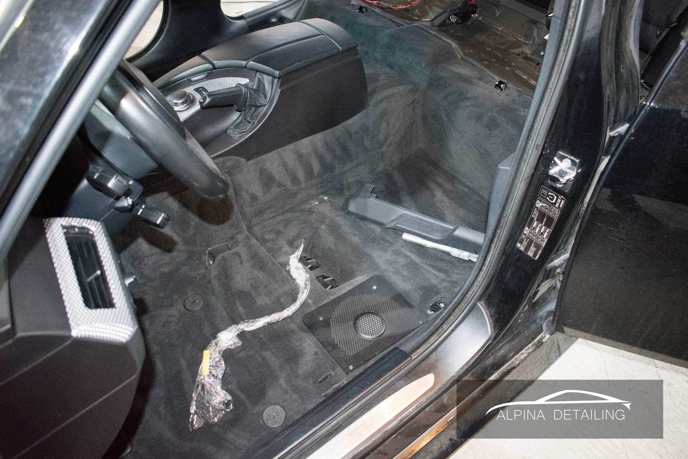 Aceeași podea după detailing interior, mocheta curată