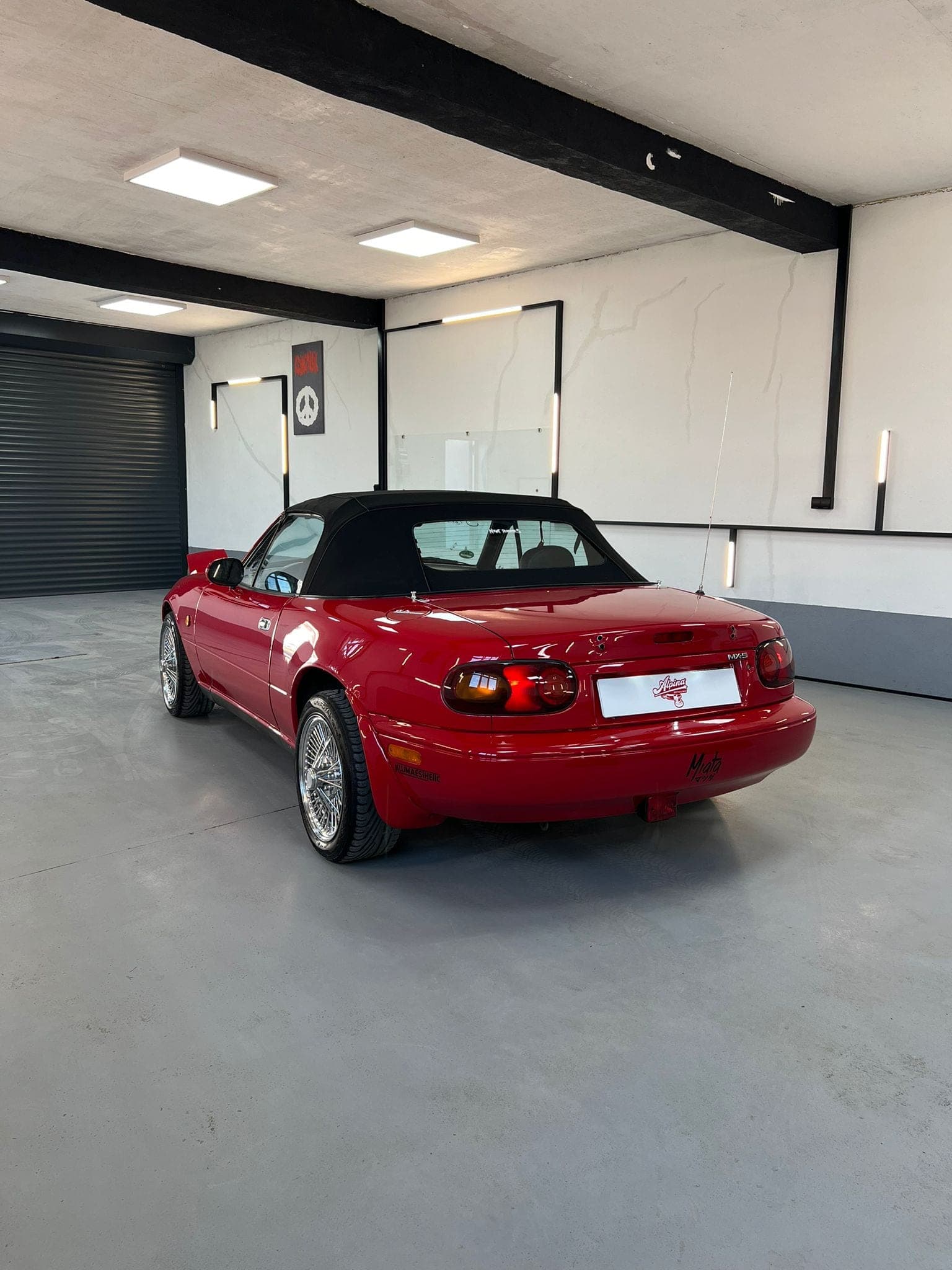 Mazda MX-5 roșie, prima generație, în atelier