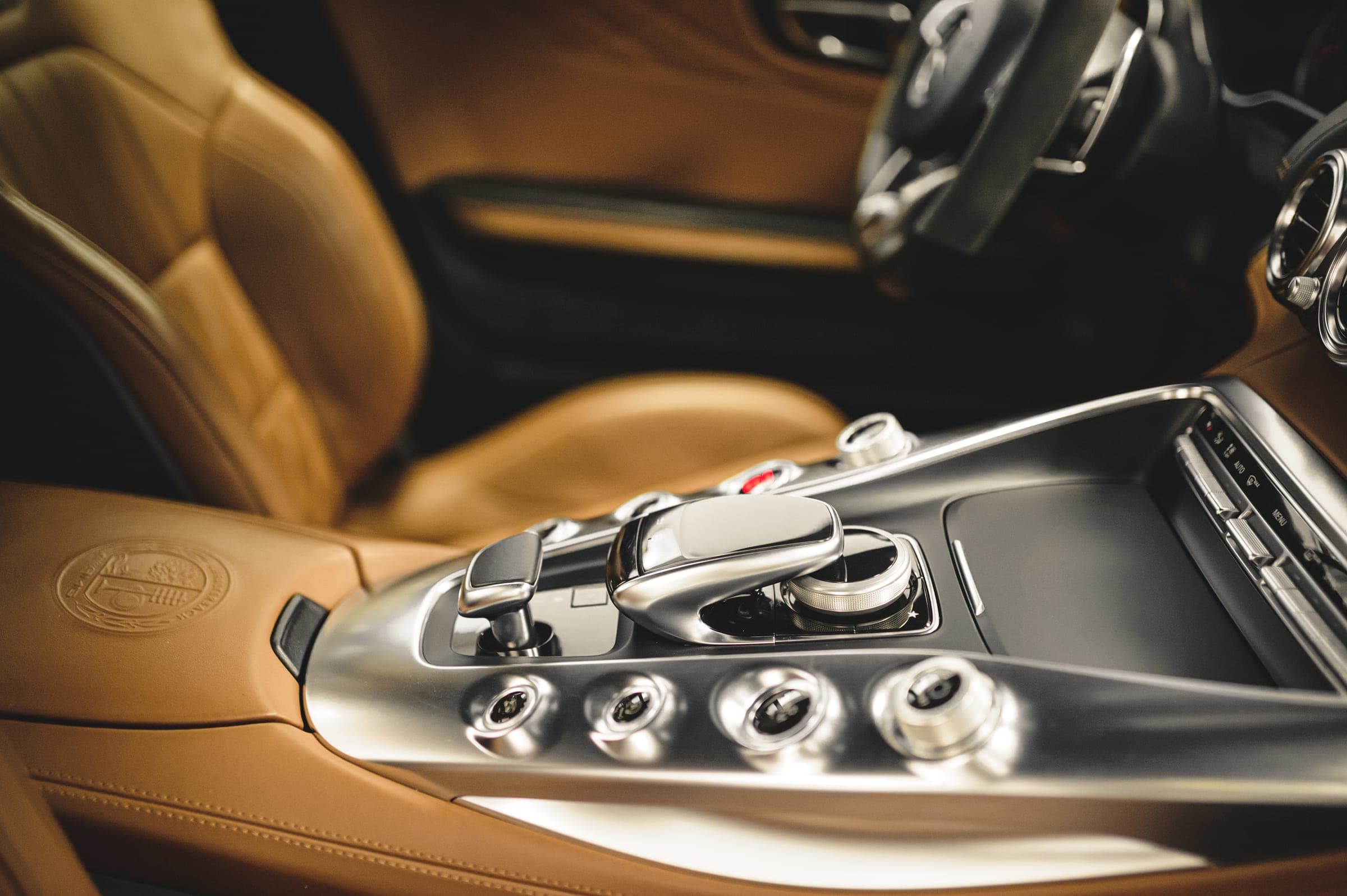Interior din piele maro al unui Mercedes-AMG GT, consola centrală