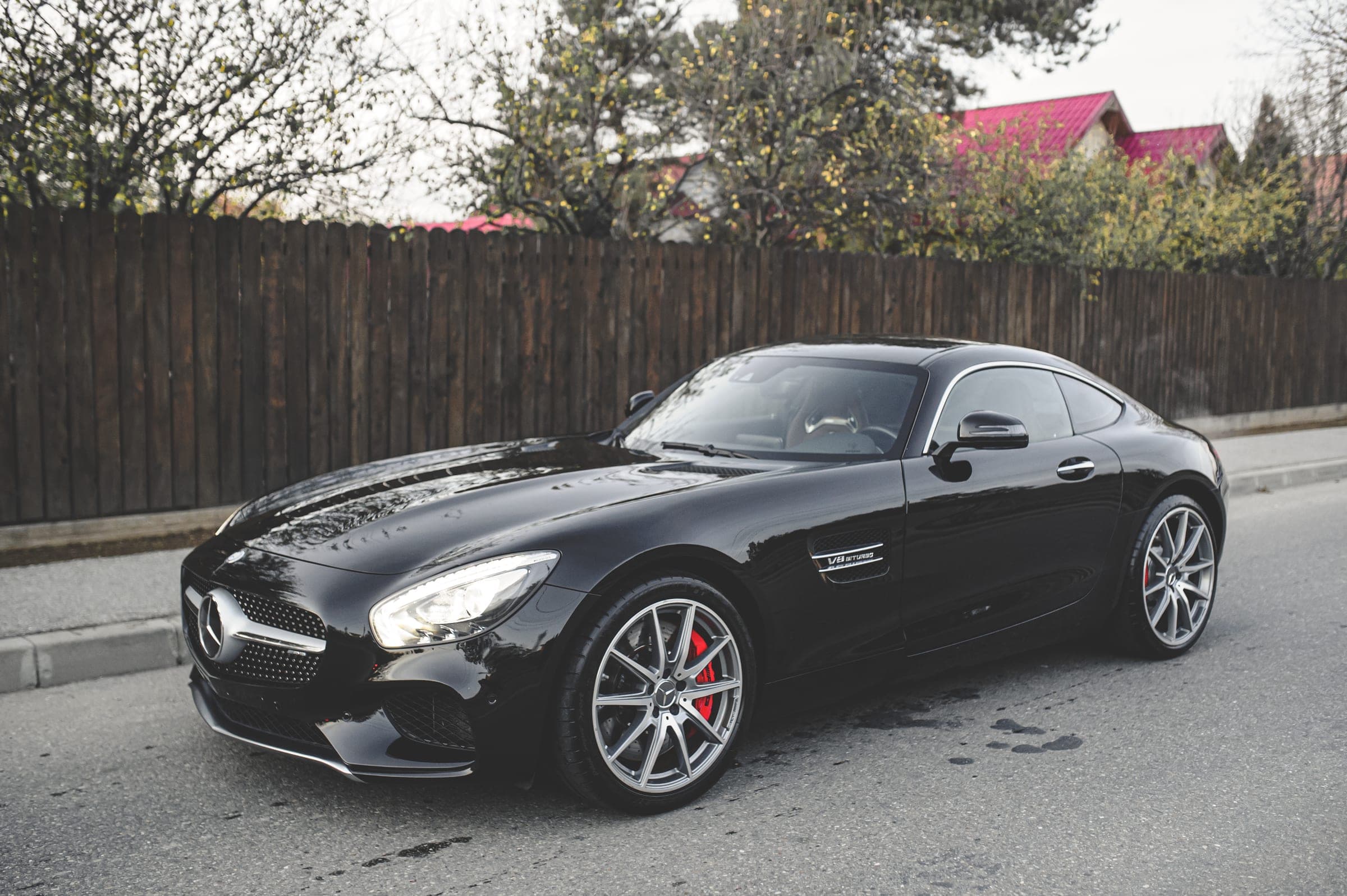 Mercedes-AMG GT negru pe stradă, după detailing