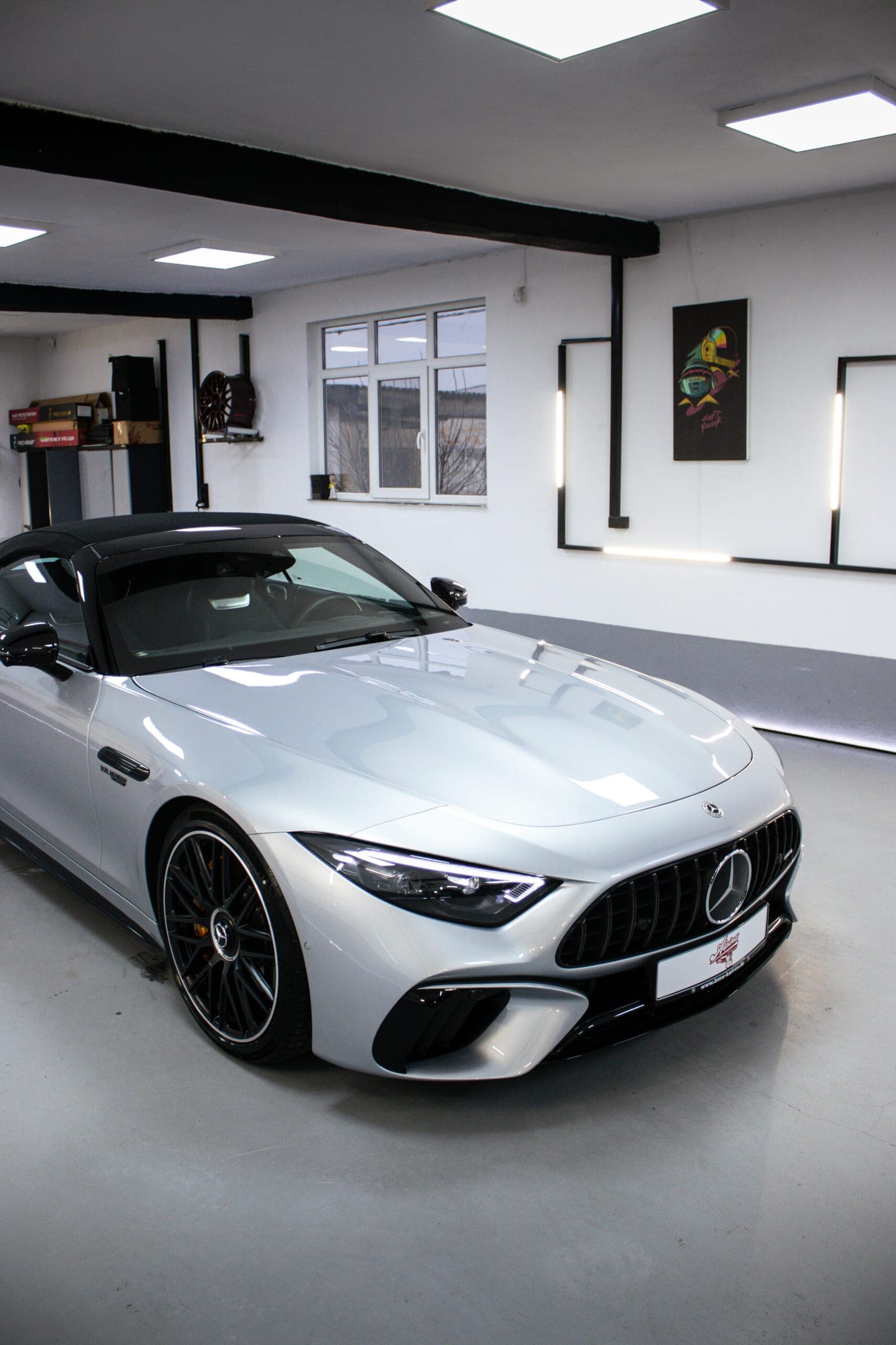 Mercedes-AMG SL argintiu, vedere din față în atelier