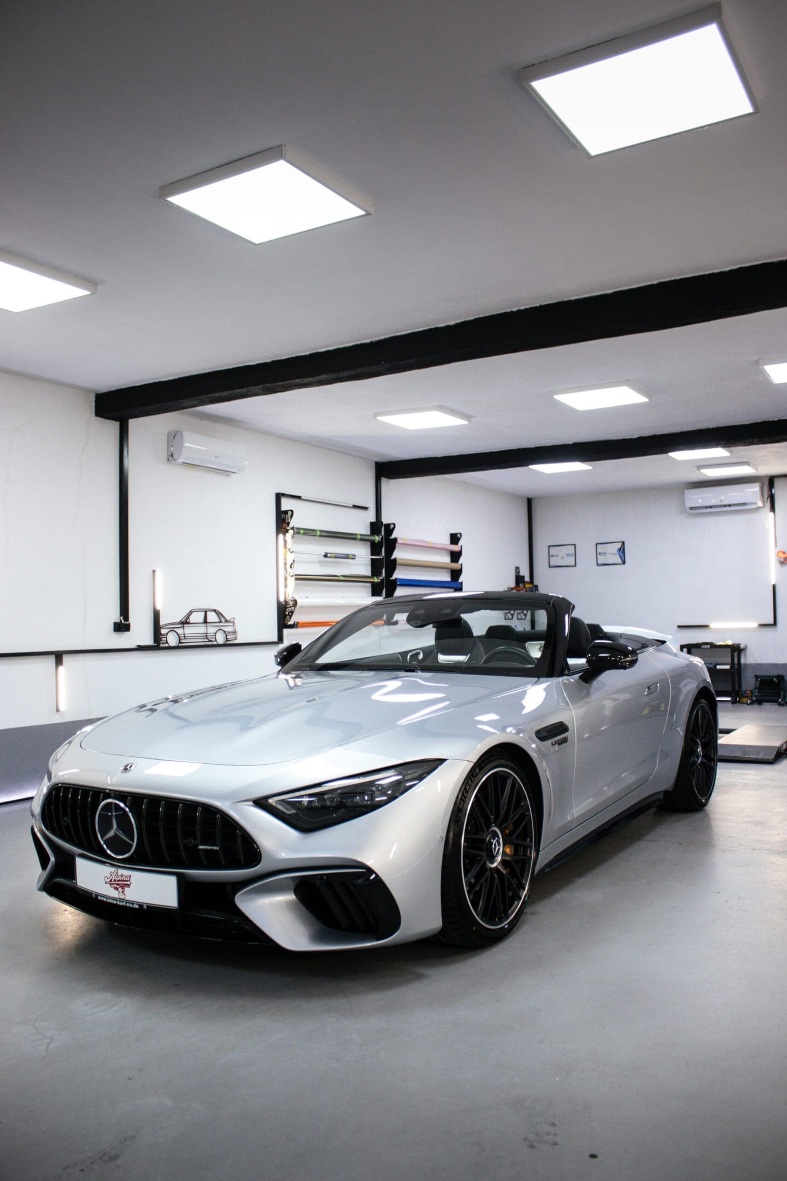 Mercedes-AMG SL argintiu decapotat în atelierul Alpina