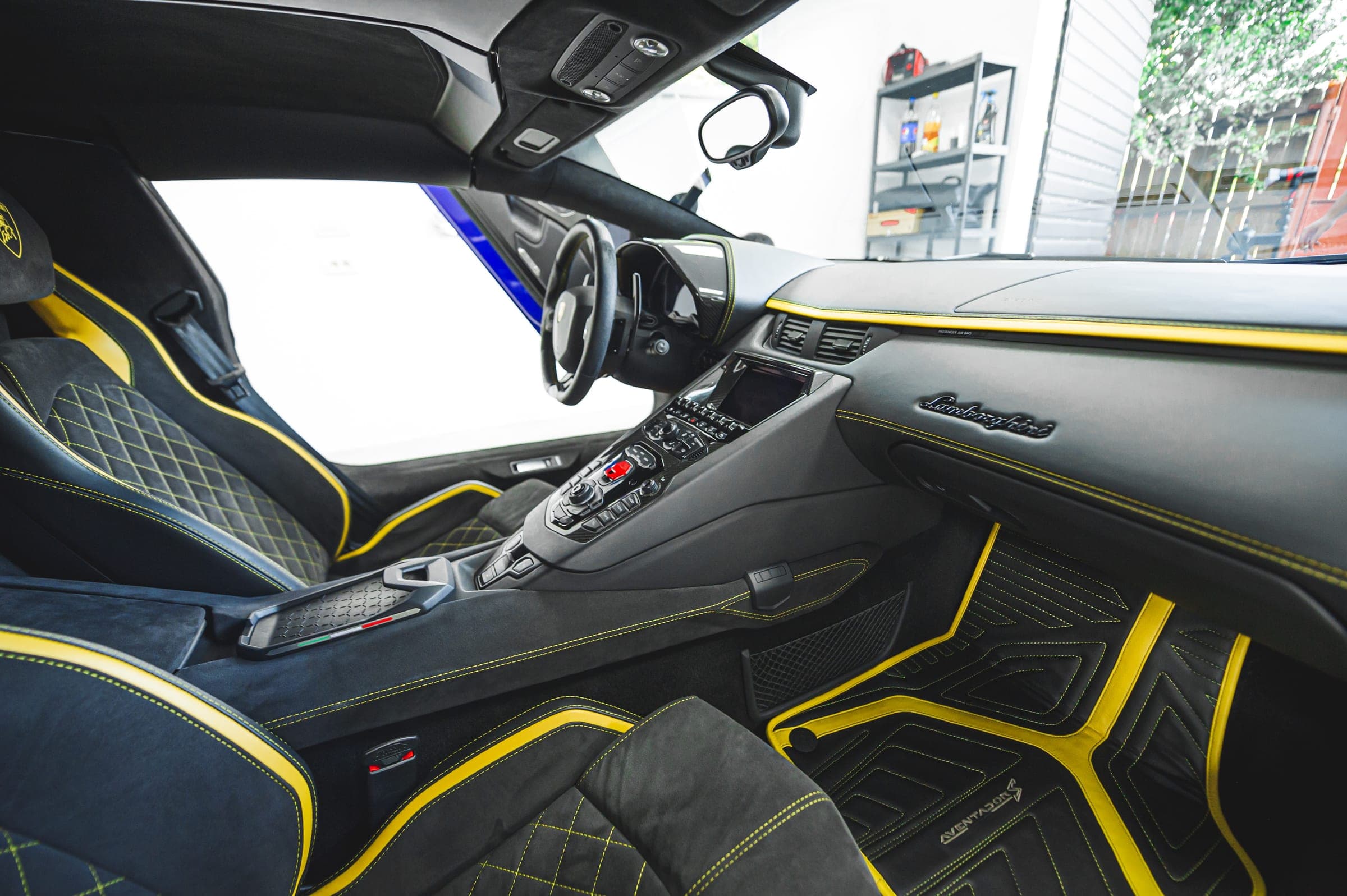 Interior negru cu cusături galbene al unui Lamborghini Aventador