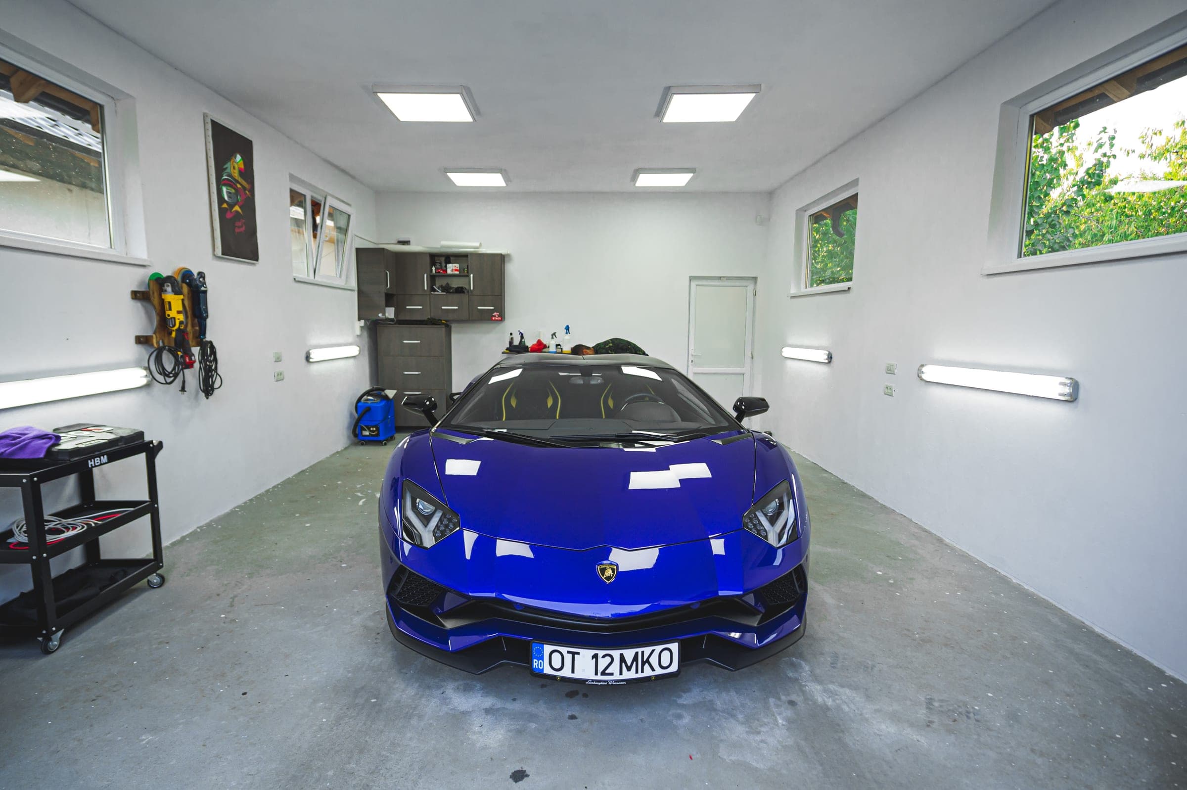 Lamborghini Aventador albastru în atelier, vedere frontală