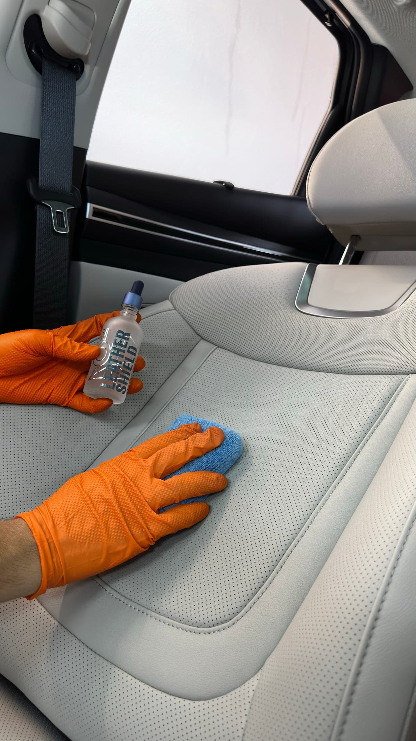 Aplicarea protecției ceramice pe un scaun din piele albă
