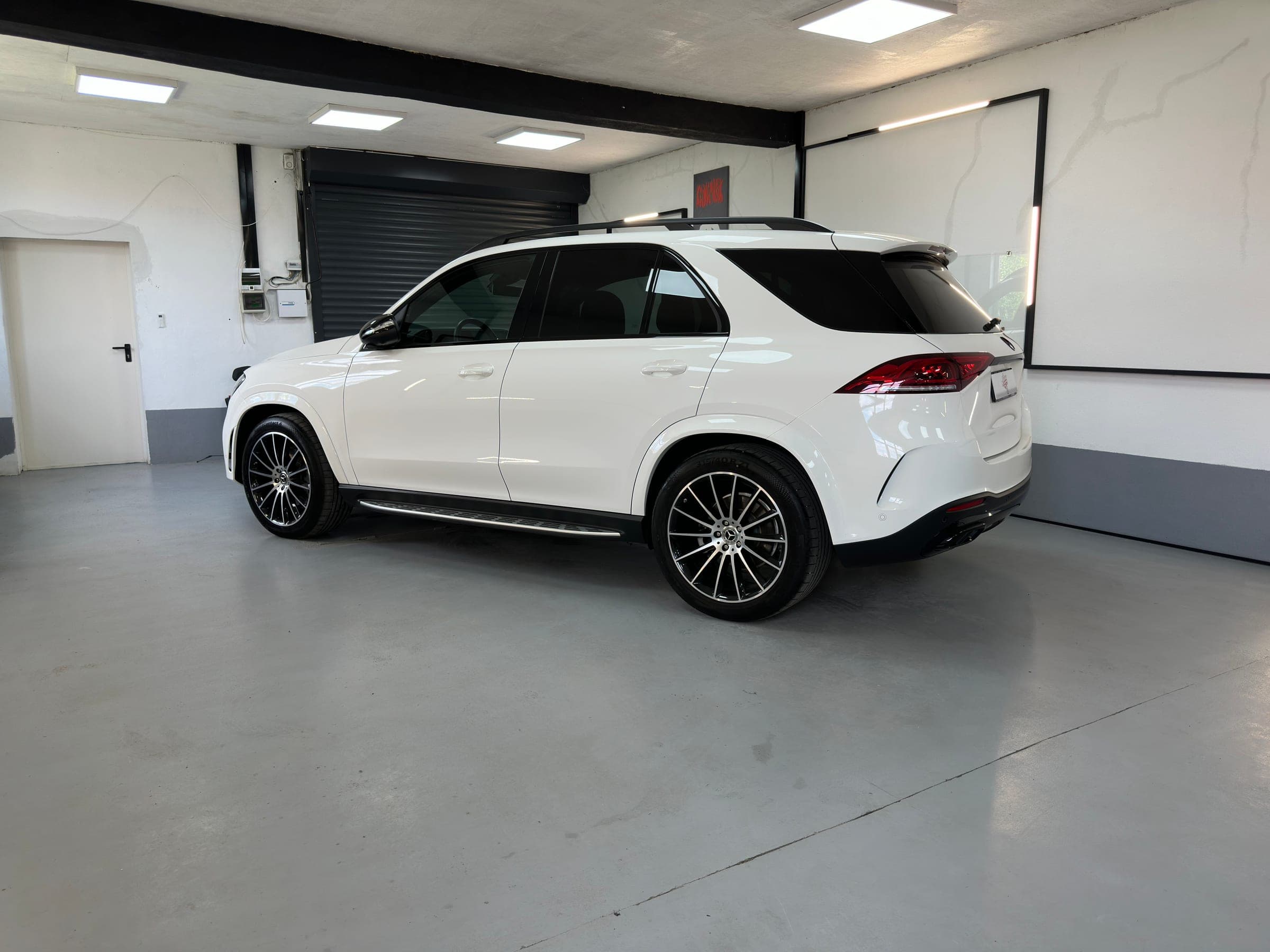Mercedes-Benz GLE alb în atelier