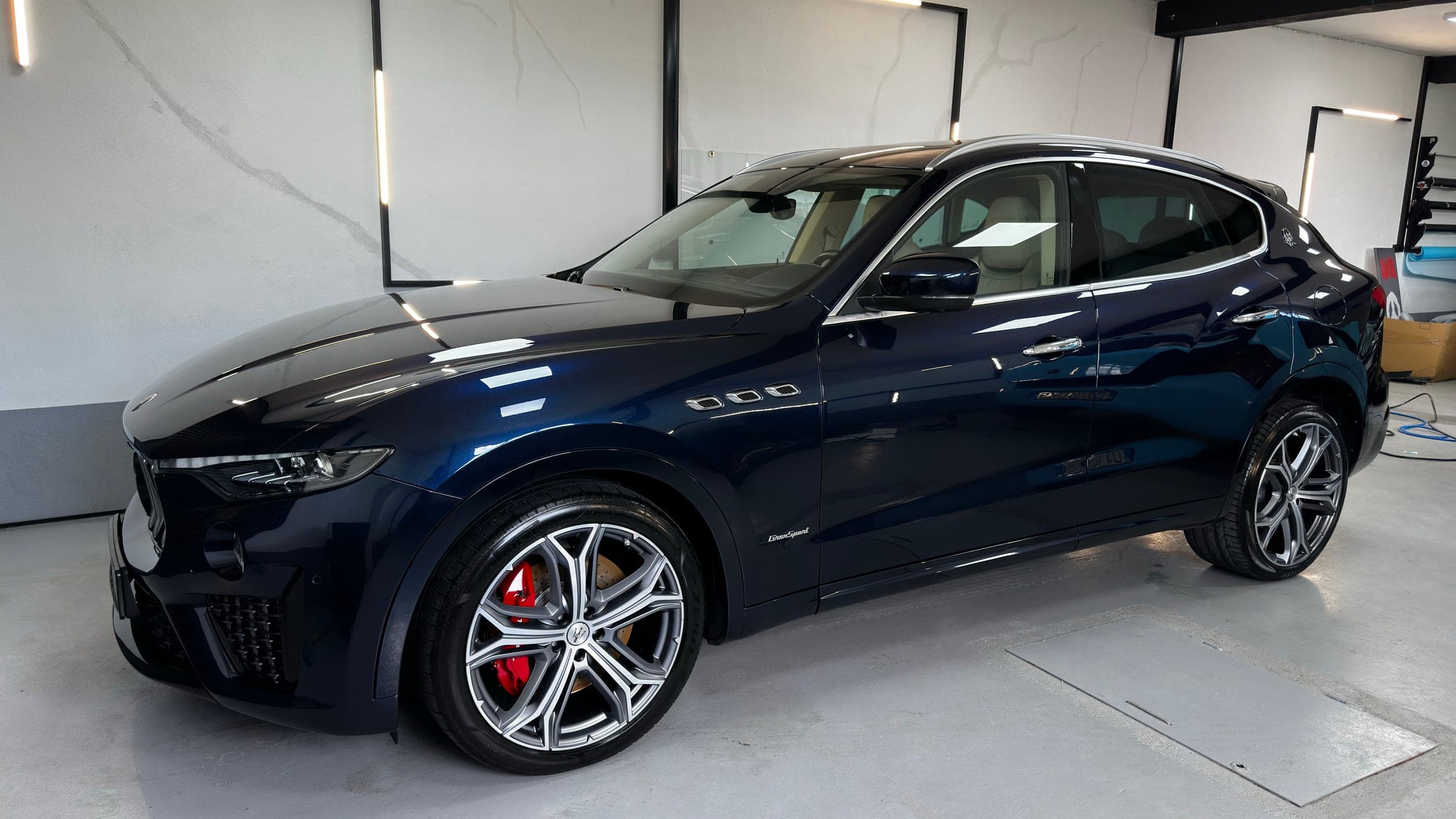 Maserati Levante albastru închis în atelier