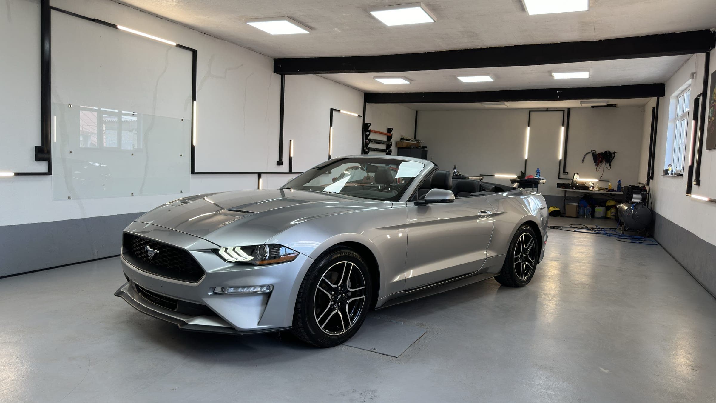 Ford Mustang decapotabil argintiu în atelier