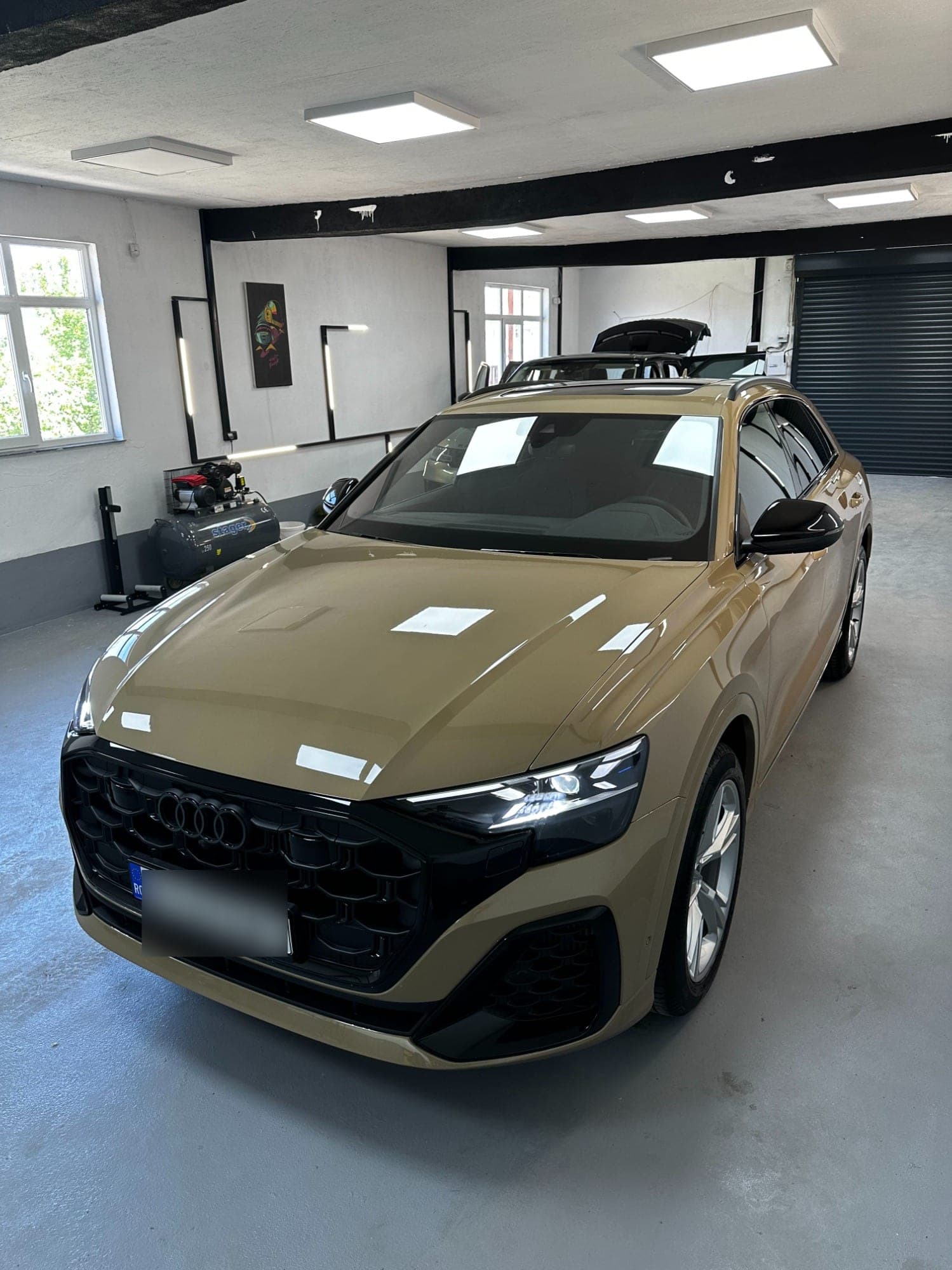Audi Q8 bej în atelier