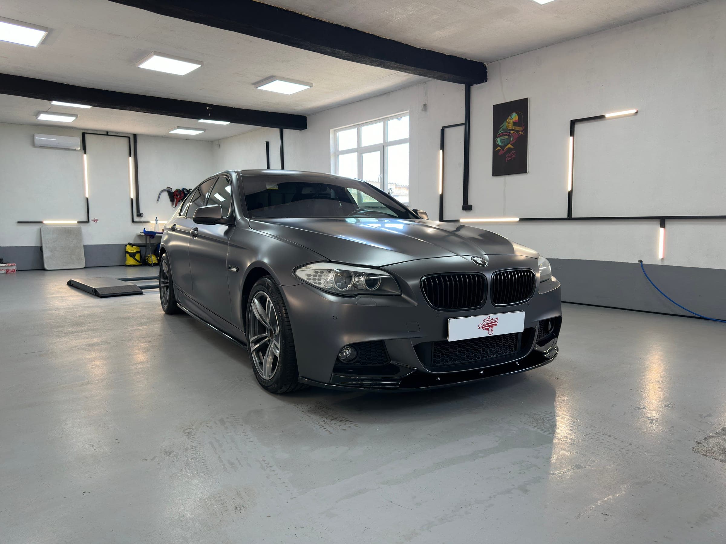 BMW Seria 5 gri în atelier