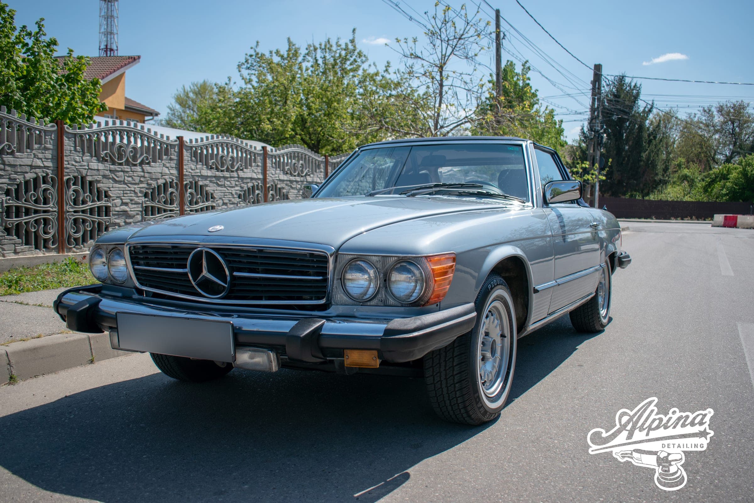 Mercedes-Benz SL clasic argintiu pe stradă
