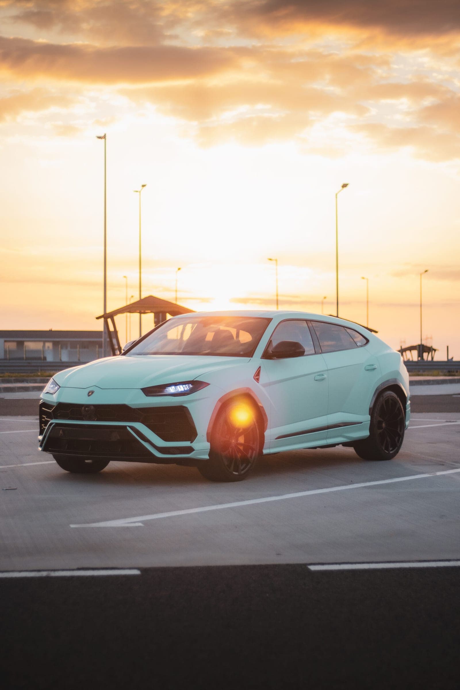 Lamborghini Urus turcoaz la apus